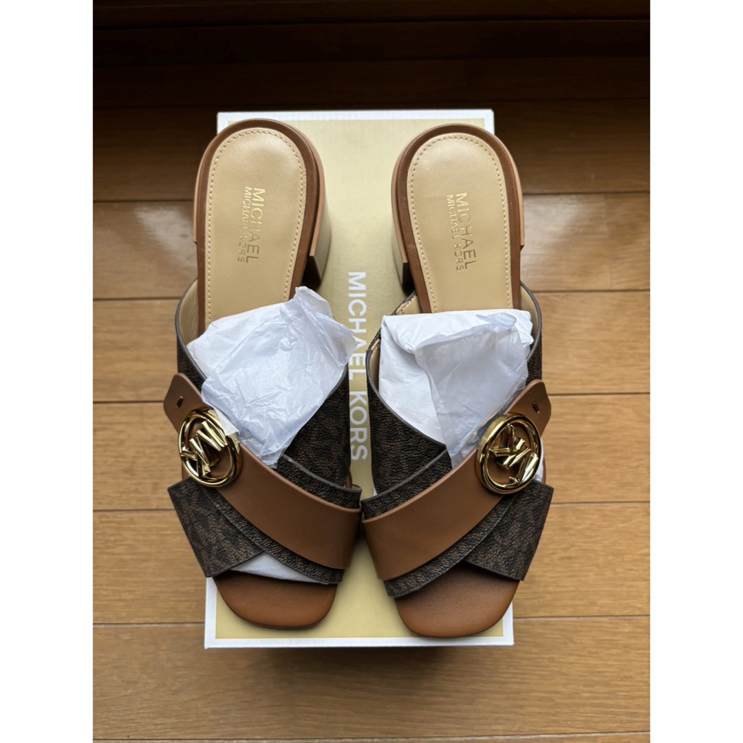 Michael Kors(マイケルコース)のマイケルコース☆新品☆CARMEN  サンダル　ブラウン　23.5cm レディースの靴/シューズ(サンダル)の商品写真