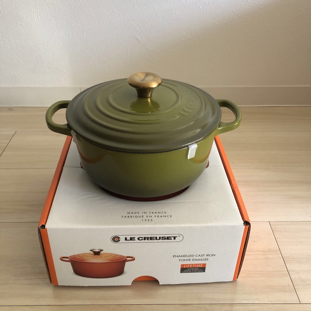 LE CREUSET(ルクルーゼ)の　ル・クルーゼ ココット・ロンド 20cm オリーブ　ゴールドツマミ インテリア/住まい/日用品のキッチン/食器(鍋/フライパン)の商品写真