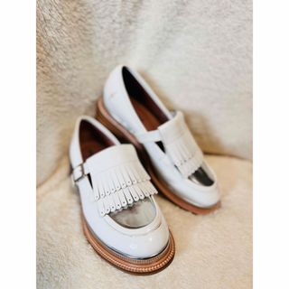 ジェフリーキャンベル(JEFFREY CAMPBELL)の明日投稿削除Jeffrey Campbellジェフリーキャンベルホワイト(ローファー/革靴)