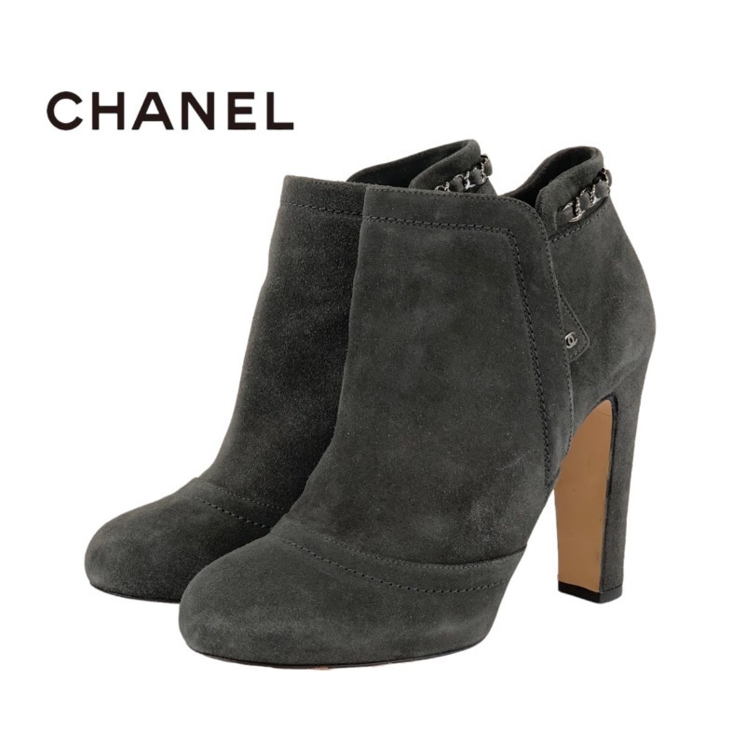 CHANEL(シャネル)のシャネル CHANEL ブーツ ショートブーツ 靴 シューズ スエード グレー ブーティ ココマーク ラメ チェーン レディースの靴/シューズ(ブーツ)の商品写真