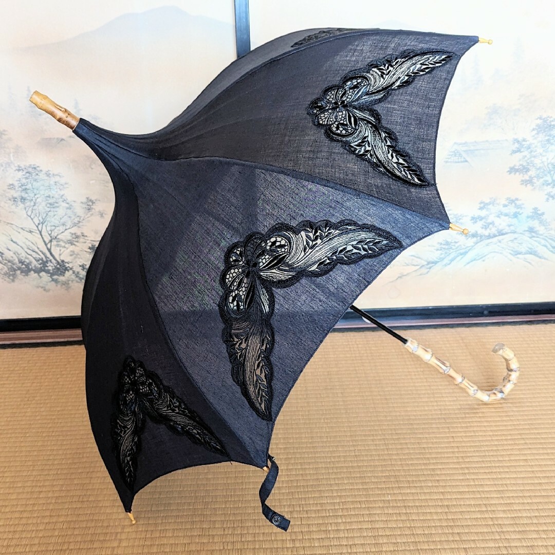 【未使用品】日傘 パラソル 黒 レースモチーフ バンブーハンドル パゴダ塔型 レディースのファッション小物(傘)の商品写真