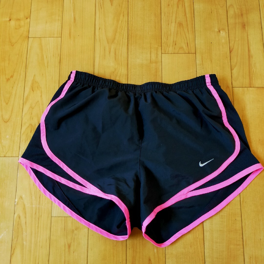 NIKE(ナイキ)のナイキ　NIKE　Dri-FIT　ショートパンツ　黒×ピンク レディースのレディース その他(その他)の商品写真