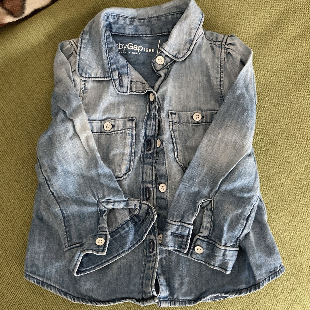 babyGAP(ベビーギャップ)のベビーギャップ　デニムシャツ　12～18months　春秋におススメ！ キッズ/ベビー/マタニティのベビー服(~85cm)(シャツ/カットソー)の商品写真