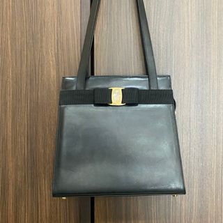 サルヴァトーレフェラガモ(Salvatore Ferragamo)の　送料無料　サルヴァトーレフェラガモ ヴァラリボン ショルダーバッグ　(ショルダーバッグ)