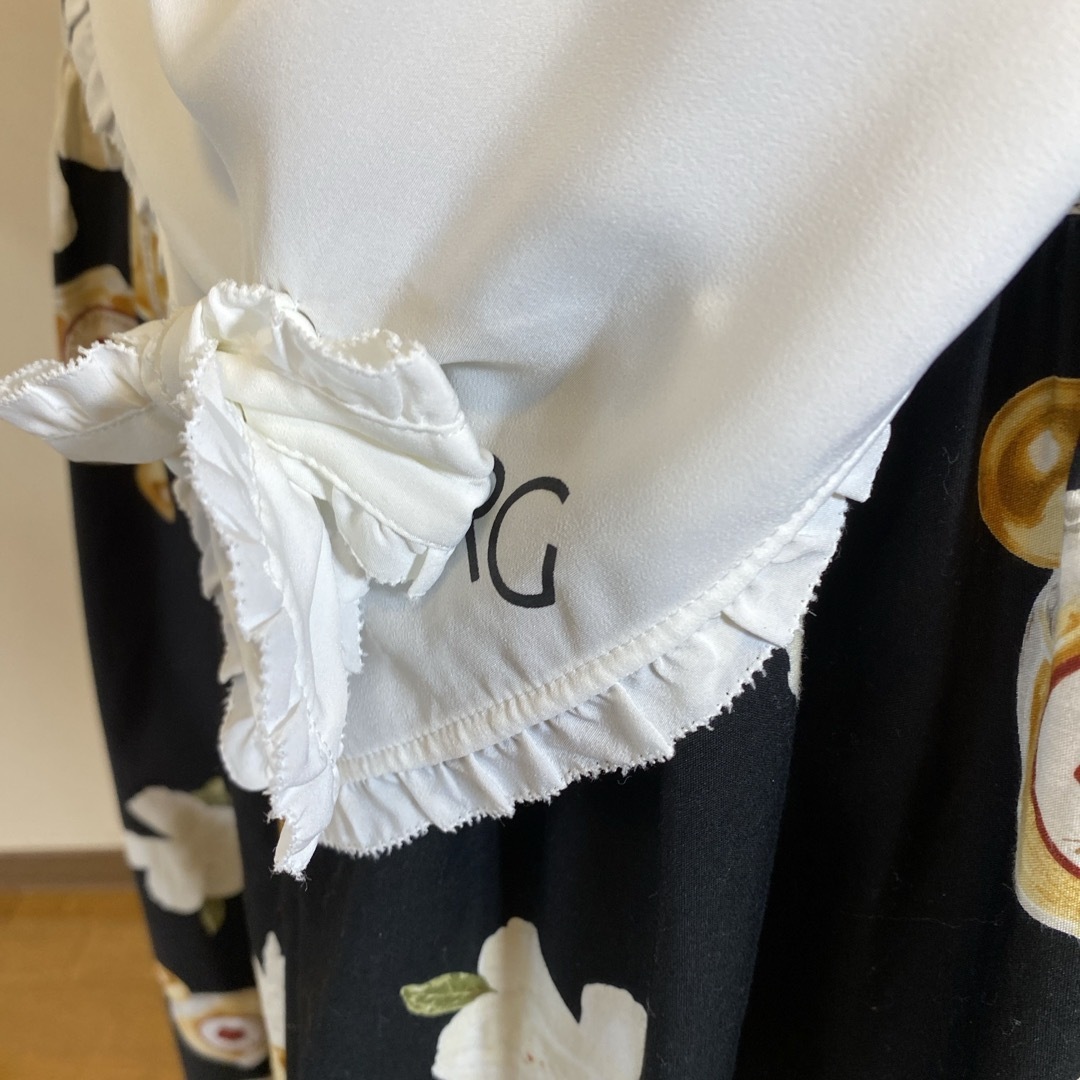 INGEBORG(インゲボルグ)のインゲボルグ 🤍ポリエステル素材の三角ストールでロゴ入り＆リボン付き🤍 レディースのファッション小物(ストール/パシュミナ)の商品写真