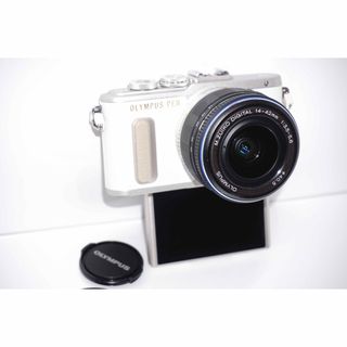 OLYMPUS - ❤ショット数わずか835枚❤人気ホワイトカラー❤PEN E-PL8レンズキット