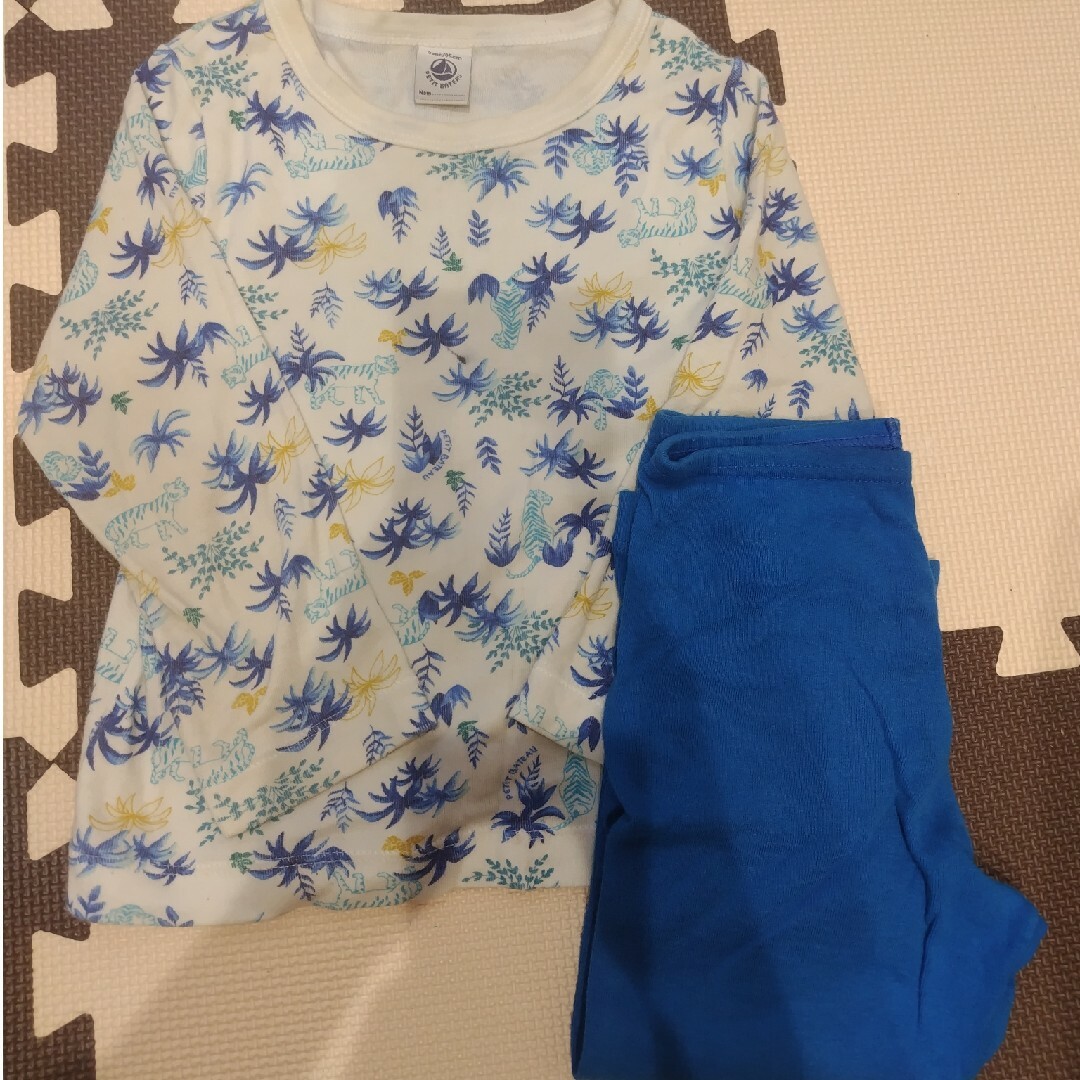 PETIT BATEAU(プチバトー)のプチバトー タイガー柄長袖パジャマ 3ans/95cm キッズ/ベビー/マタニティのキッズ服男の子用(90cm~)(パジャマ)の商品写真