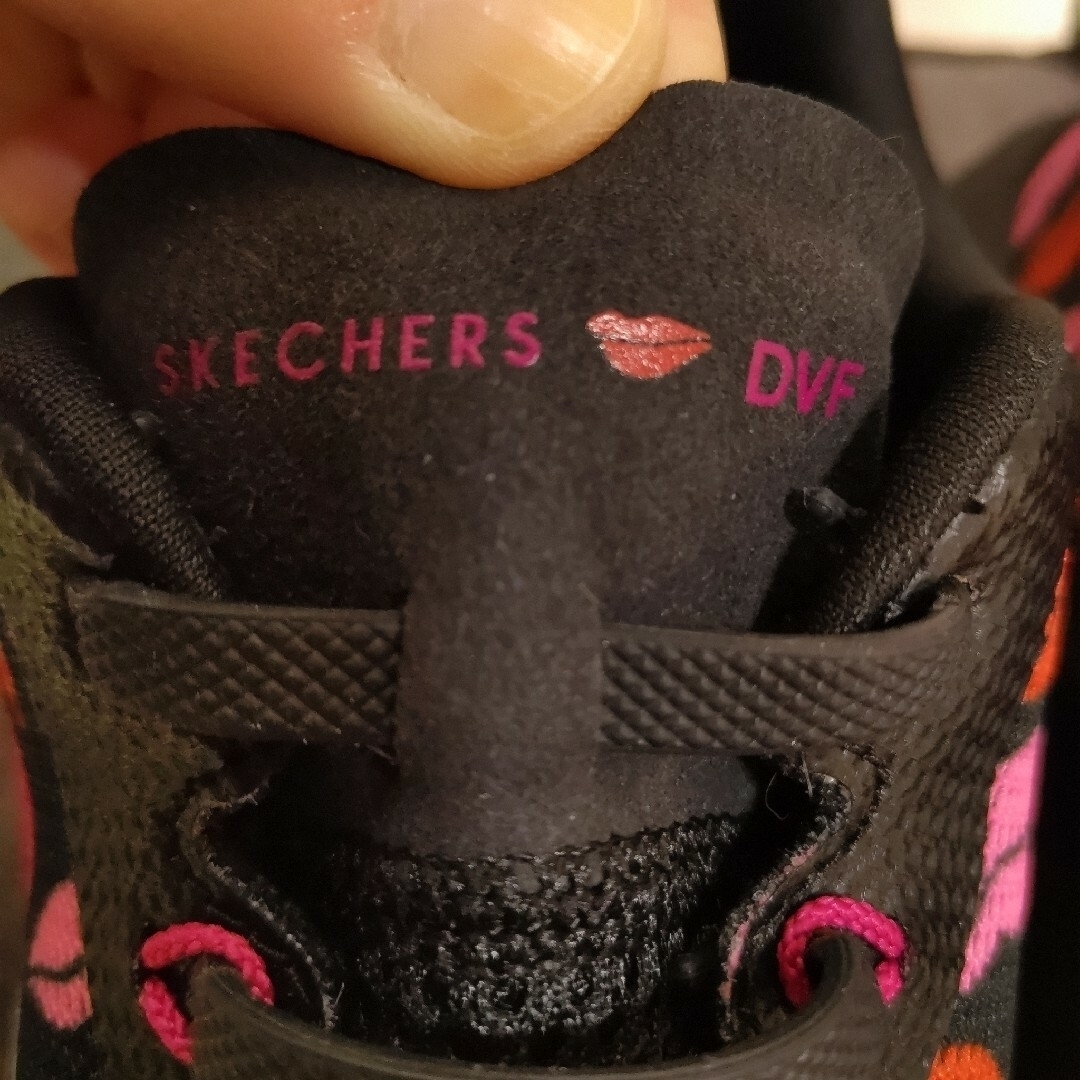 SKECHERS(スケッチャーズ)のお値下げ 美品 25センチ スケッチャーズ リッププリントがかわいい スニーカー レディースの靴/シューズ(スニーカー)の商品写真