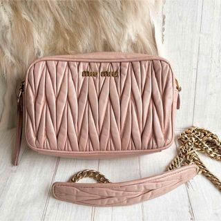 ミュウミュウ(miumiu)のMIUMIU美品マテラッセ　ピンク　ショルダーバッグ チェーン(ショルダーバッグ)