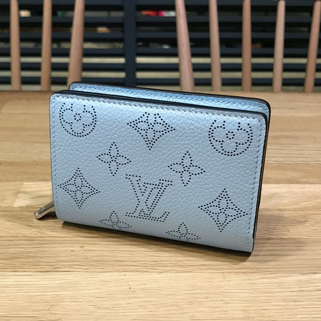 LOUIS VUITTON(ルイヴィトン)の新品未使用 ルイヴィトン マヒナ ポルトフォイユクレア ブルーオランプ 折り財布 レディースのファッション小物(財布)の商品写真