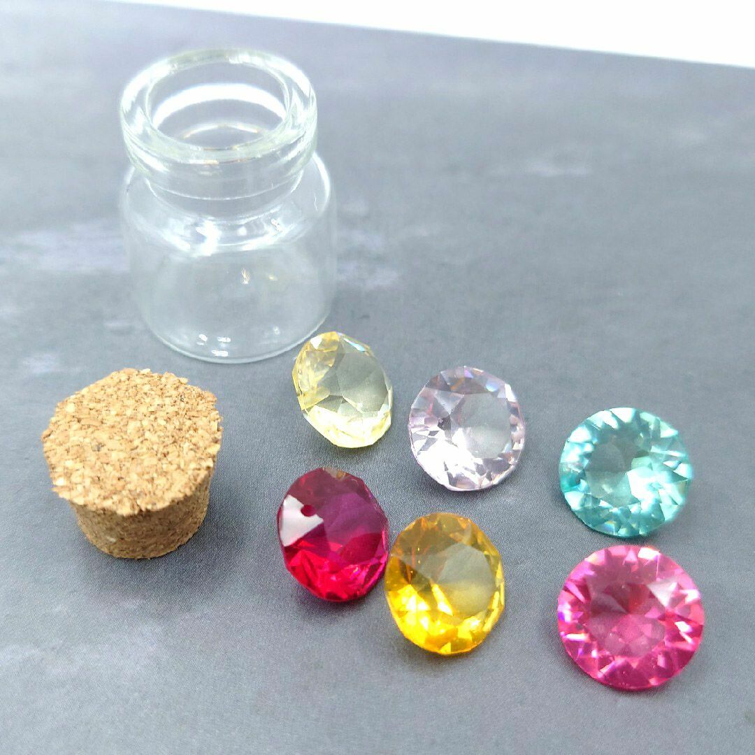 ミニチュア　キラキラ　宝石いっぱい　ガラスの小瓶　ドールハウス　ダイヤモンド型 ハンドメイドのおもちゃ(ミニチュア)の商品写真