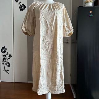 ユニクロ(UNIQLO)のUNIQLOユニクロパフスリーブ7部袖Tシャツワンピース　ベージュ　L(ロングワンピース/マキシワンピース)