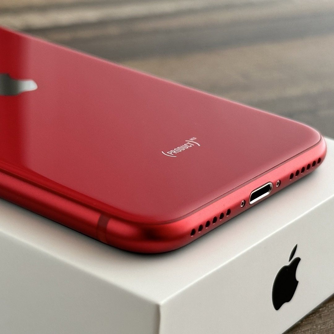 iPhone(アイフォーン)の【美品☆】iPhoneSE 第2世代 本体 RED 64GB SIMフリー スマホ/家電/カメラのスマートフォン/携帯電話(スマートフォン本体)の商品写真