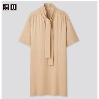 ユニクロ(UNIQLO)のUNIQLO Uオーバーサイズ　クレープボウタイワンピース（5分袖）　ベージュL(ロングワンピース/マキシワンピース)