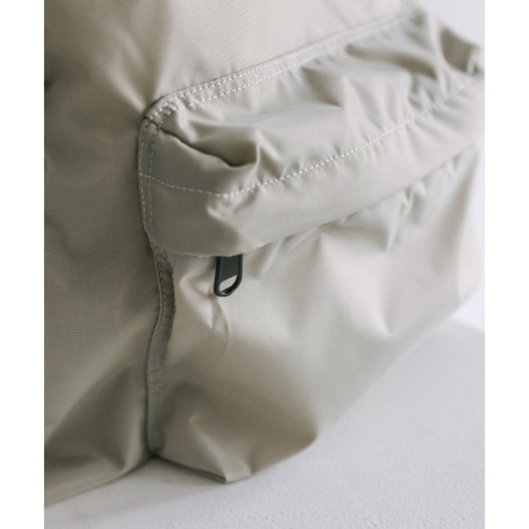 新品✨タグ付き♪定価9,900円　軽量　リュック　グレー系　大特価‼️ レディースのバッグ(リュック/バックパック)の商品写真