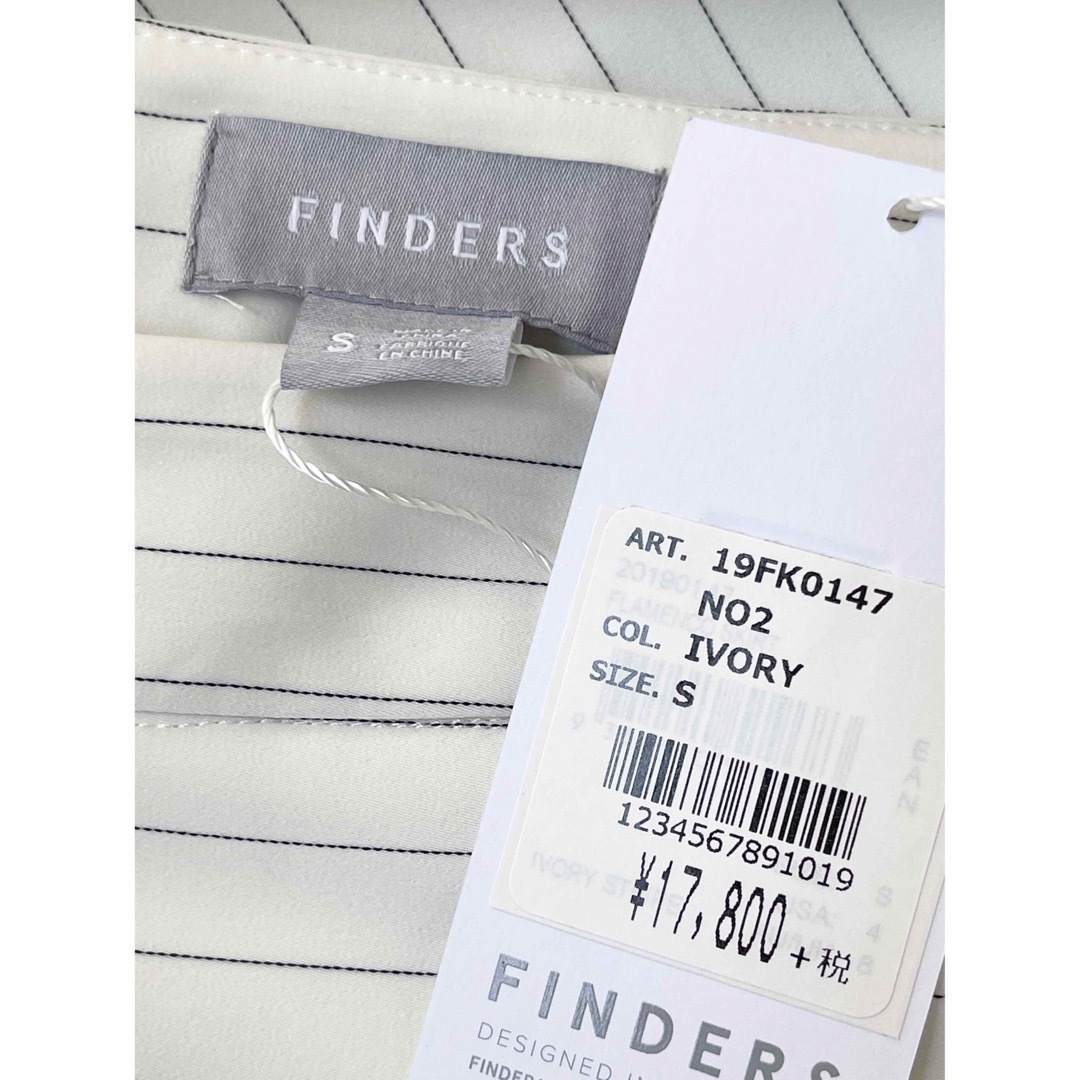 FINDERS KEEPERS(フィンダーズキーパーズ)の値下げしました！新品【FINDERS】ピンストライプ スリットスカート 白 レディースのスカート(ひざ丈スカート)の商品写真