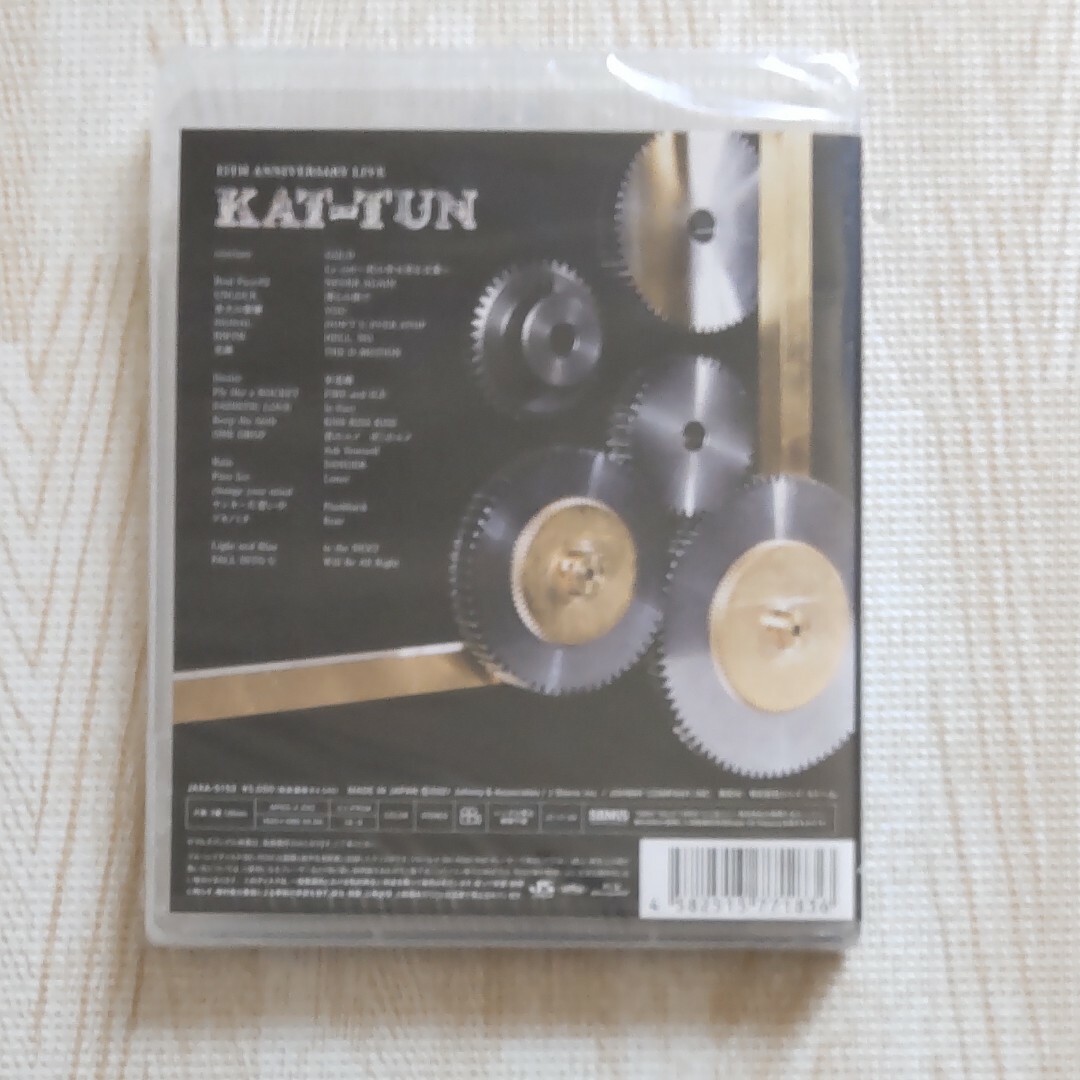 KAT-TUN(カトゥーン)の通常盤 KAT-TUN Blu-ray/15TH ANNIVERSARYLIVE エンタメ/ホビーのDVD/ブルーレイ(ミュージック)の商品写真