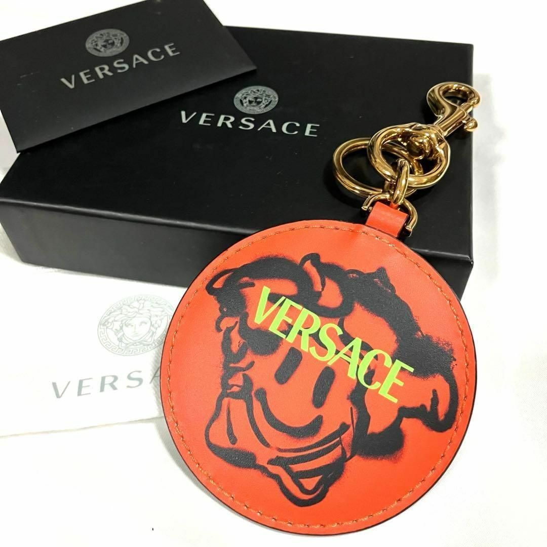 VERSACE(ヴェルサーチ)のVersace スマイル　レザー　キーホルダー　ロゴ　キーリング　ロゴラウンド メンズのファッション小物(キーホルダー)の商品写真