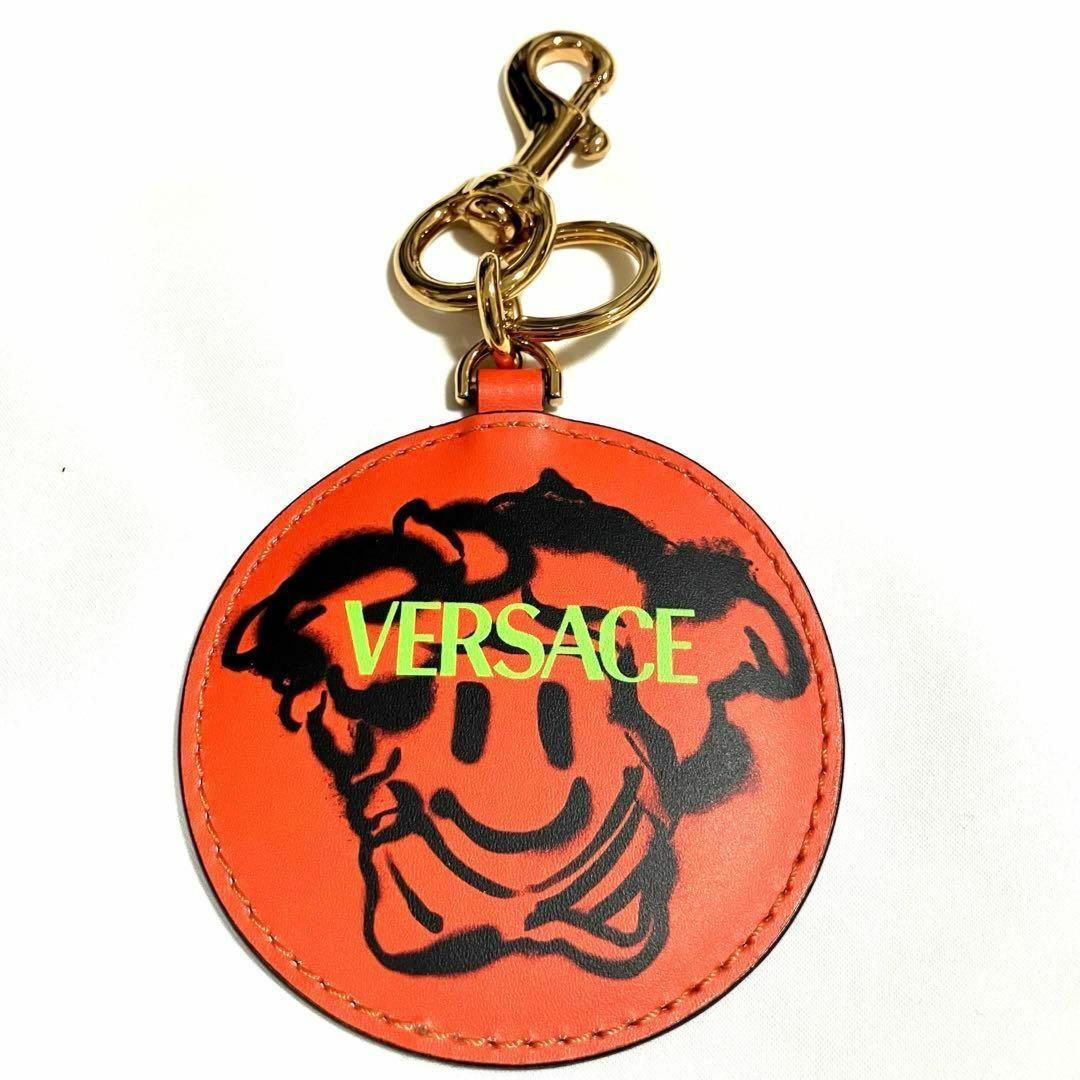 VERSACE(ヴェルサーチ)のVersace スマイル　レザー　キーホルダー　ロゴ　キーリング　ロゴラウンド メンズのファッション小物(キーホルダー)の商品写真