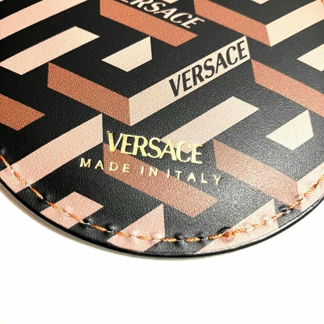 VERSACE(ヴェルサーチ)のVersace スマイル　レザー　キーホルダー　ロゴ　キーリング　ロゴラウンド メンズのファッション小物(キーホルダー)の商品写真