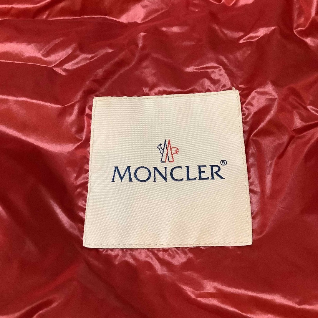 MONCLER(モンクレール)のモンクレール MONCLER ワッペン ダウンベスト レッド GUI 【3】 メンズのジャケット/アウター(ダウンベスト)の商品写真