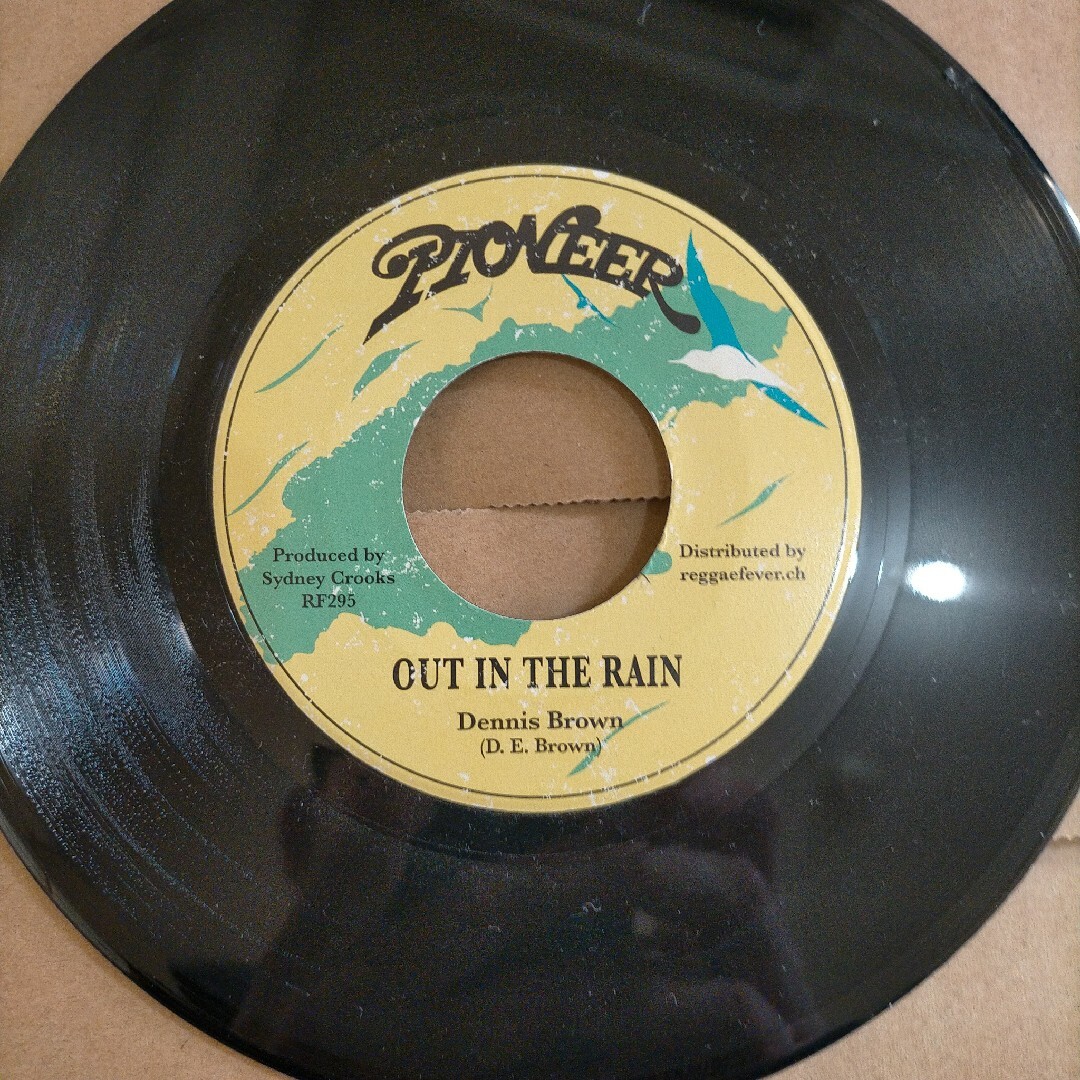 Dennis Brown - Out In The Rain エンタメ/ホビーのエンタメ その他(その他)の商品写真