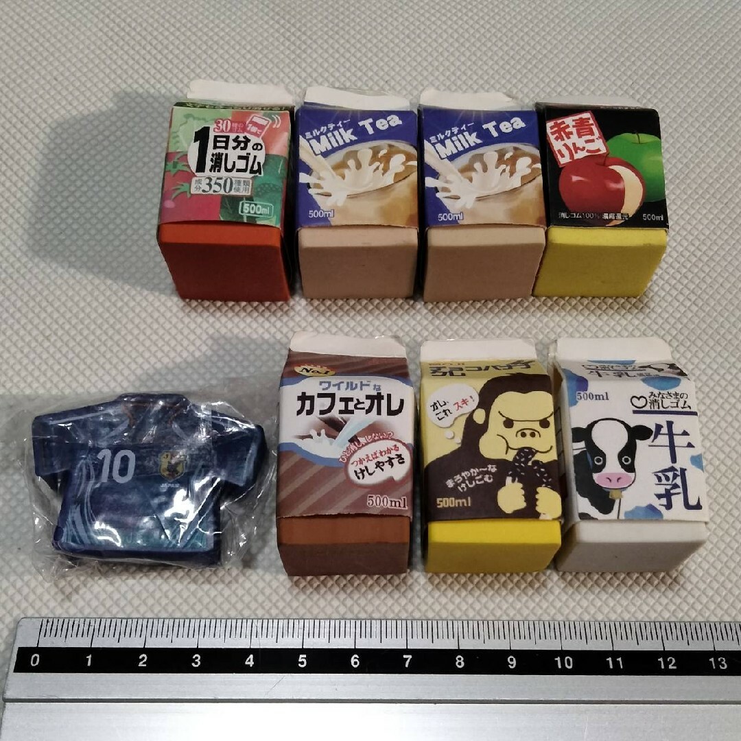 4788 消しゴム 紙パック飲料 ガチャガチャ＆サッカー日本代表ユニフォーム型 エンタメ/ホビーのエンタメ その他(その他)の商品写真