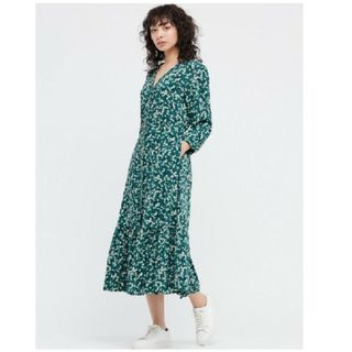 ユニクロ(UNIQLO)のUNIQLO　プリントVネック　フレアワンピース　Mサイズ(ロングワンピース/マキシワンピース)