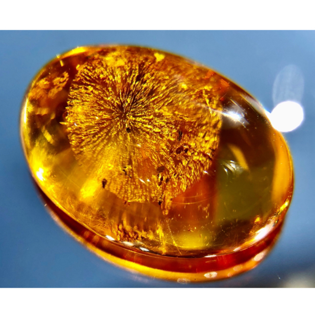 花火が見える華やかな琥珀(Amber)4.805ct ハンドメイドの素材/材料(各種パーツ)の商品写真