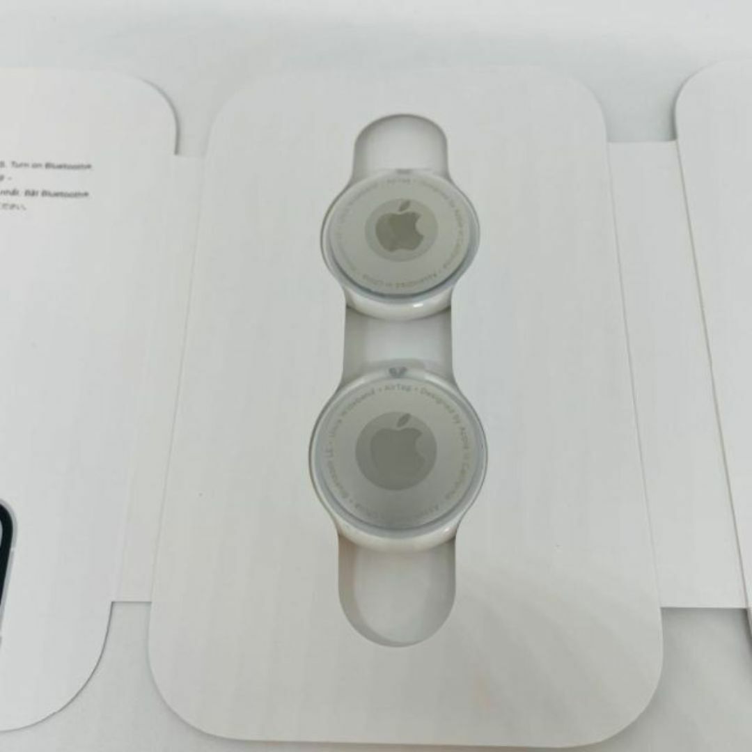 Apple(アップル)の新品 未使用 Air Tag エアタグ 2個　本体のみ 外箱なし保護フィルム付き スマホ/家電/カメラのスマホアクセサリー(その他)の商品写真