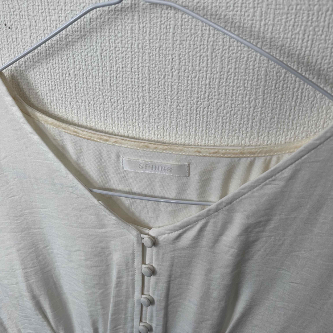 SPINNS ホワイト 白 ブラウス レディースのトップス(シャツ/ブラウス(長袖/七分))の商品写真