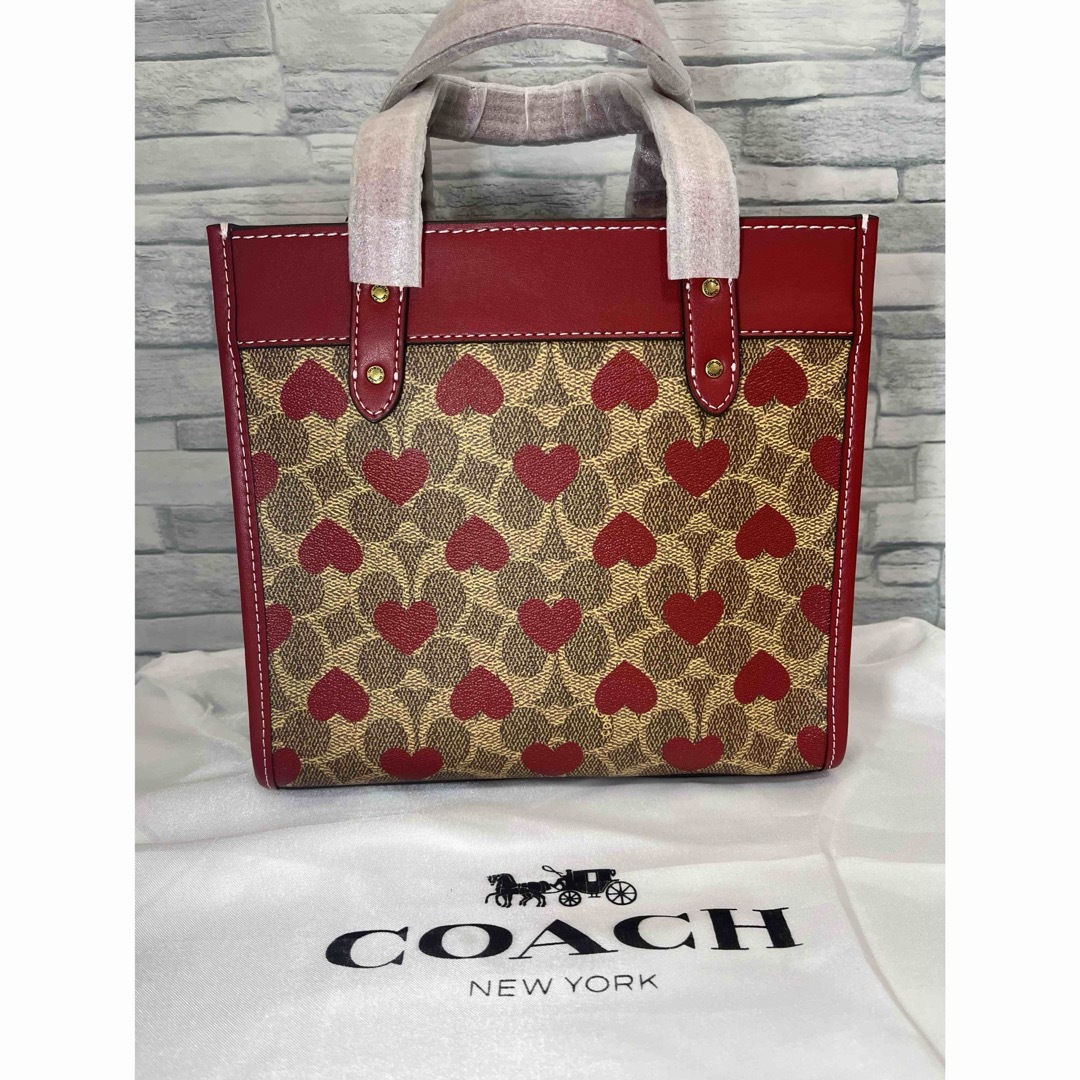 COACH(コーチ)の★新品未使用★ COACH シグネチャーキャンバス・ハート フィールドトート22 レディースのバッグ(トートバッグ)の商品写真