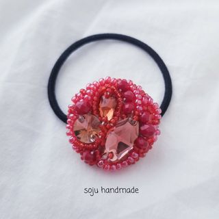 赤のビジューヘアゴム　ビーズ刺繍　ヘアゴム(ヘアアクセサリー)