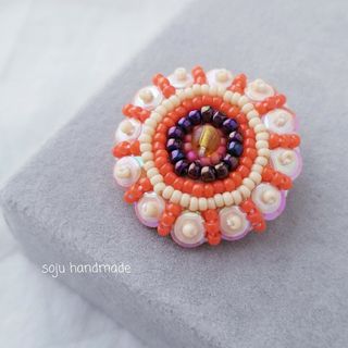 オレンジの太陽ブローチ　ビーズ刺繍　ブローチ