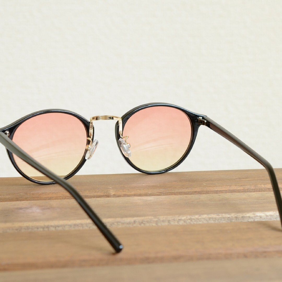 ラウンドボストン ブラックフレーム ライトピンクグラデーションレンズ サングラス メンズのファッション小物(サングラス/メガネ)の商品写真