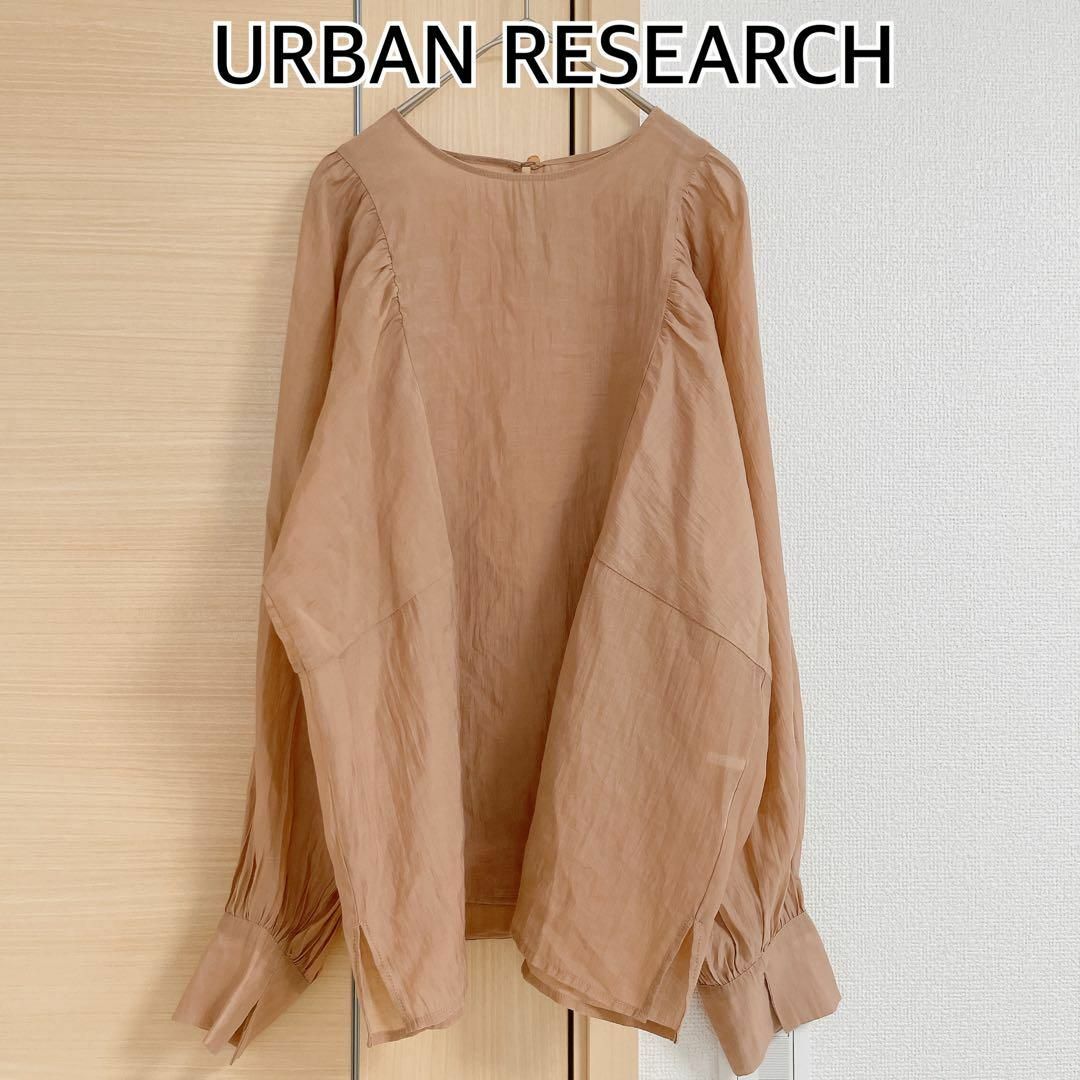 URBAN RESEARCH(アーバンリサーチ)のURBAN RESEARCH アーバンリサーチ 長袖ブラウス　ベージュ レディースのトップス(シャツ/ブラウス(長袖/七分))の商品写真