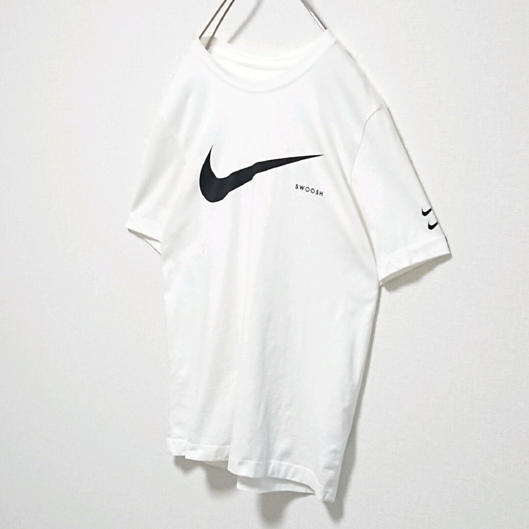 NIKE(ナイキ)の定番モデル ナイキ SWOOSH センター ロゴ ホワイト 半袖 Tシャツ メンズのトップス(Tシャツ/カットソー(半袖/袖なし))の商品写真