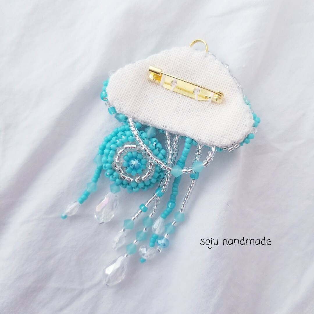 ターコイズのキラキラクラゲ　ビーズ刺繍　ブローチ ハンドメイドのアクセサリー(コサージュ/ブローチ)の商品写真