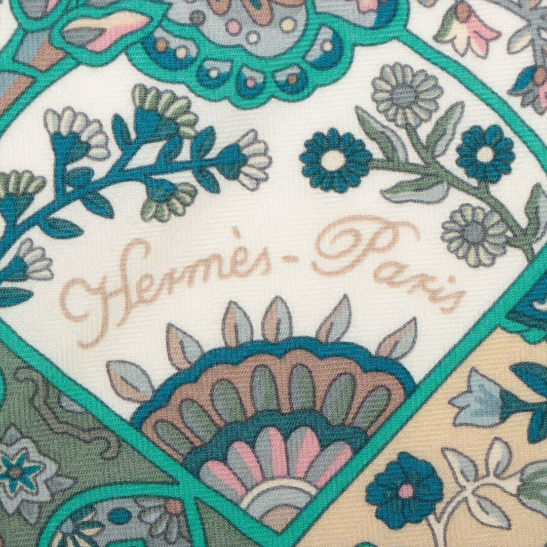 Hermes(エルメス)の新品同様 エルメス タグ付 カレ ジェアン 140 Au Pays des Oiseaux Fleurs 花咲く鳥たちの国で カシシル スカーフ 大判 EEM X14-2 レディースのファッション小物(バンダナ/スカーフ)の商品写真