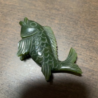 翡翠 鯉 魚 登龍門 彫り物 プレート 置物 天然石 緑色 グリーン(置物)