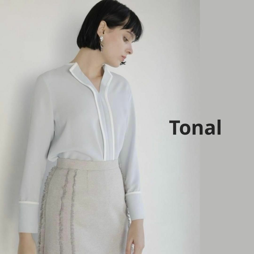TONAL(トーナル)のトーナル　配色パイピングブラウス　ライトブルー レディースのトップス(シャツ/ブラウス(長袖/七分))の商品写真