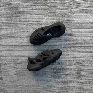 イージー(YEEZY（adidas）)のyeezy foam runner carbon(スニーカー)