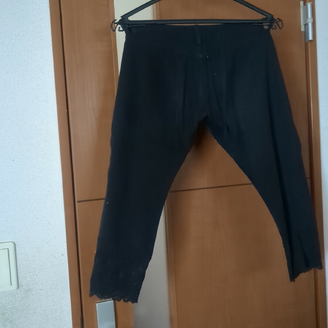 MONO GRAPH 黒　クロップトパンツ レディースのパンツ(クロップドパンツ)の商品写真