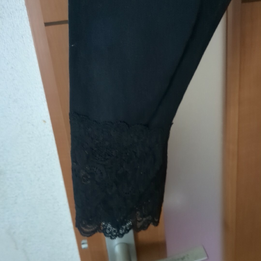 MONO GRAPH 黒　クロップトパンツ レディースのパンツ(クロップドパンツ)の商品写真