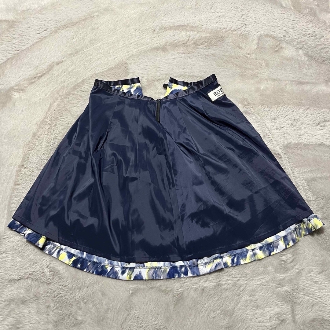 ROPE’(ロペ)の美品です♪ ロペ フレア スカート ひざ丈 花柄 フラワープリント 日本製 裏地 レディースのスカート(ひざ丈スカート)の商品写真