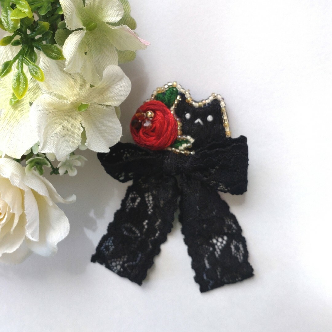 黒猫とバラのブローチ🎀付 ハンドメイドのアクセサリー(コサージュ/ブローチ)の商品写真