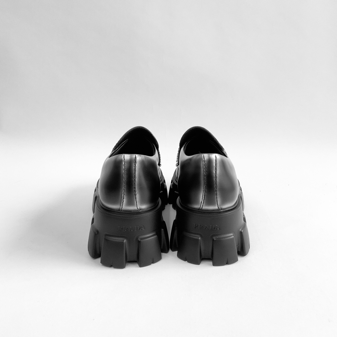 PRADA(プラダ)のPRADA プラダ モノリス ブラッシュドレザー ローファー 革靴 27.5cm メンズの靴/シューズ(その他)の商品写真