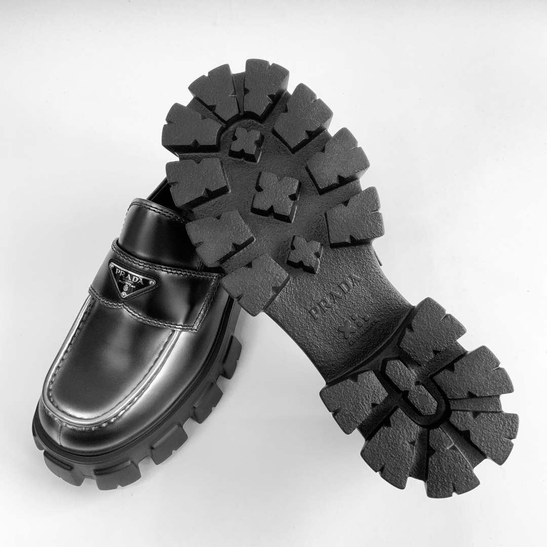 PRADA(プラダ)のPRADA プラダ モノリス ブラッシュドレザー ローファー 革靴 27.5cm メンズの靴/シューズ(その他)の商品写真