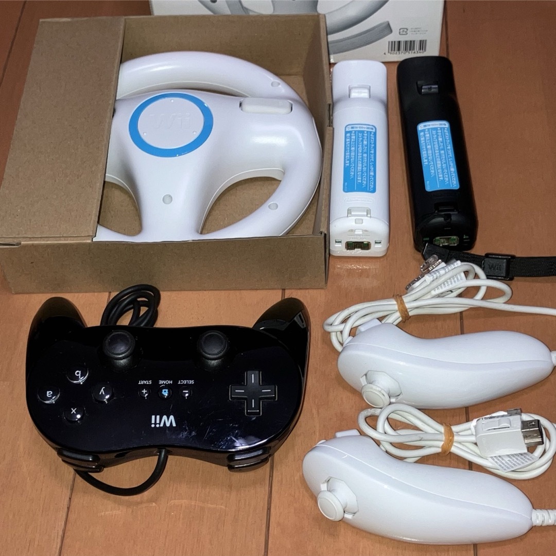 Wii(ウィー)のWii すぐ遊べる本体フルセット マリオカート付き エンタメ/ホビーのゲームソフト/ゲーム機本体(家庭用ゲーム機本体)の商品写真