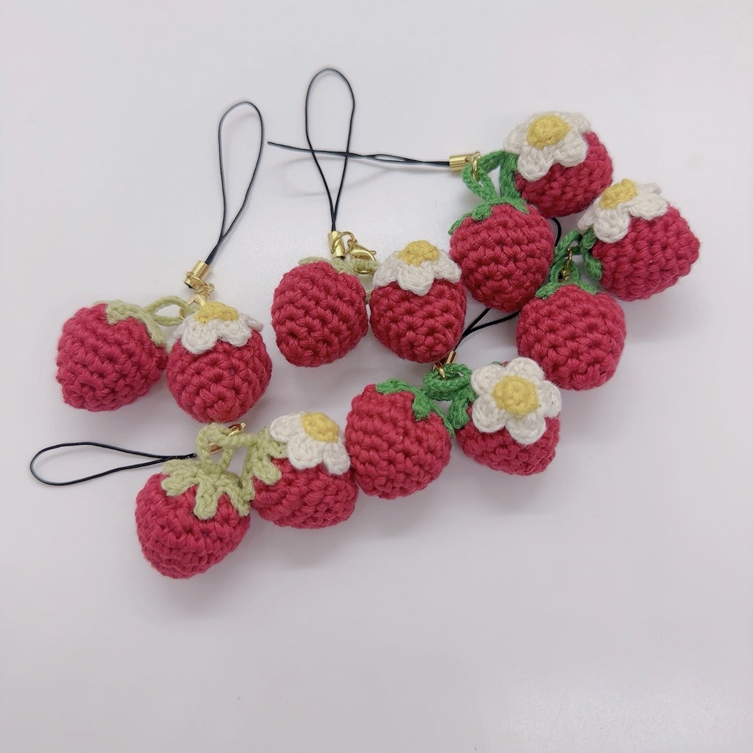 苺 イチゴ いちご ストラップ ハンドメイド 手作り 編みぐるみ まとめ買い  ハンドメイドのアクセサリー(キーホルダー/ストラップ)の商品写真